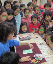 講師のお手本実技に見入る子ども達