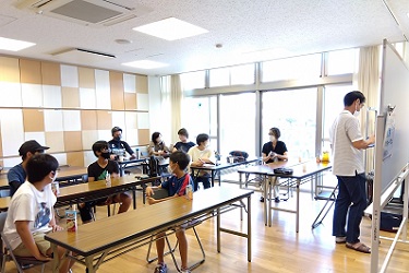 子どもと育成者の会議を進行中の研修講師