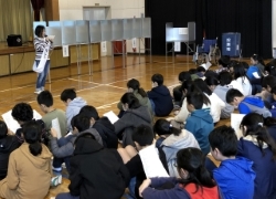 画像:模擬選挙演説の様子