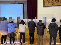 画像:模擬投票の様子