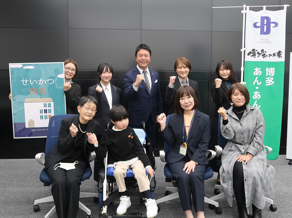 参加者のみなさんと市長との記念撮影