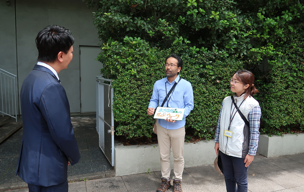 まちなか森のガイドウォークの説明を受ける市長
