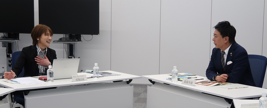 会長と市長が談笑