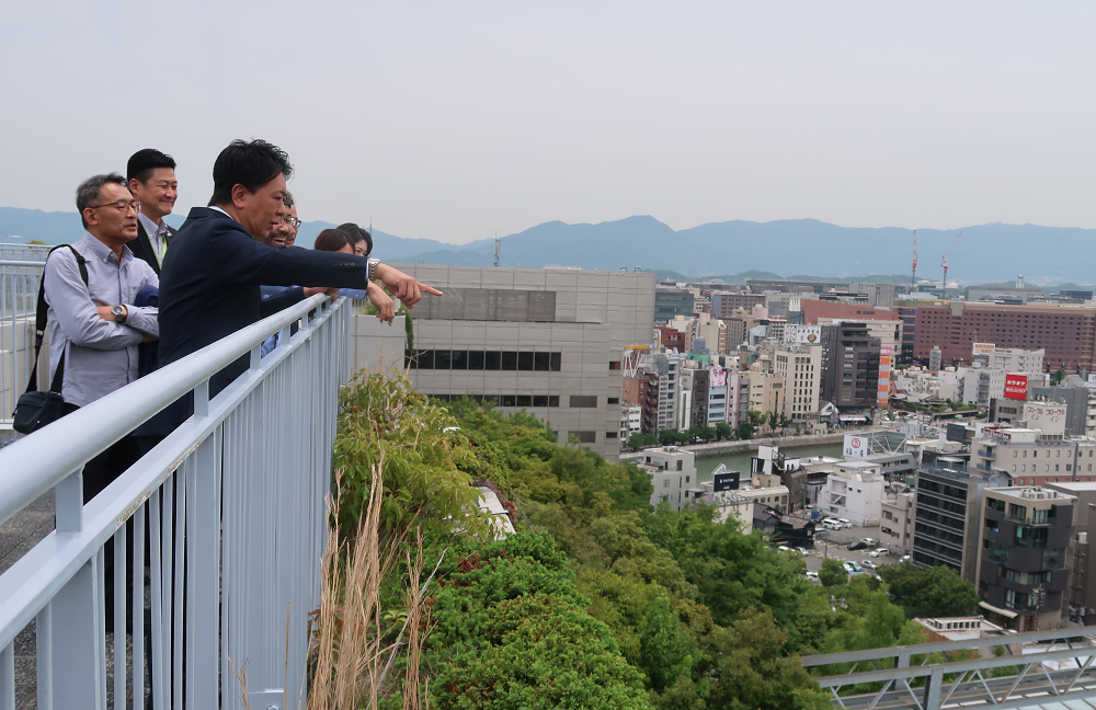 屋上から中央公園を見下ろす市長とみなさん