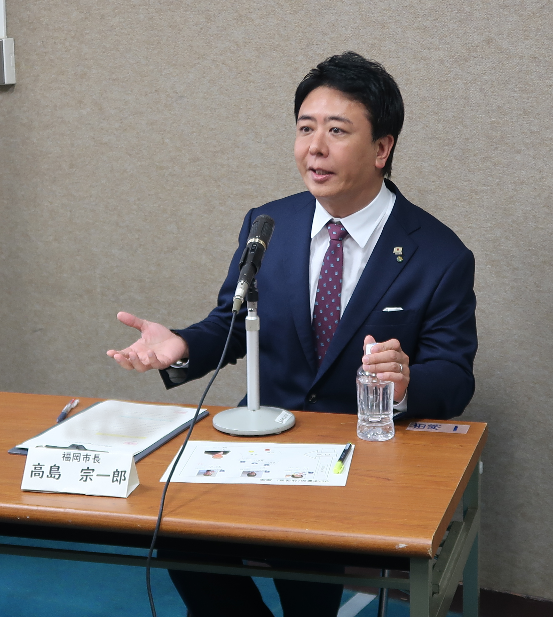 板付中学校の生徒へエールを送る市長