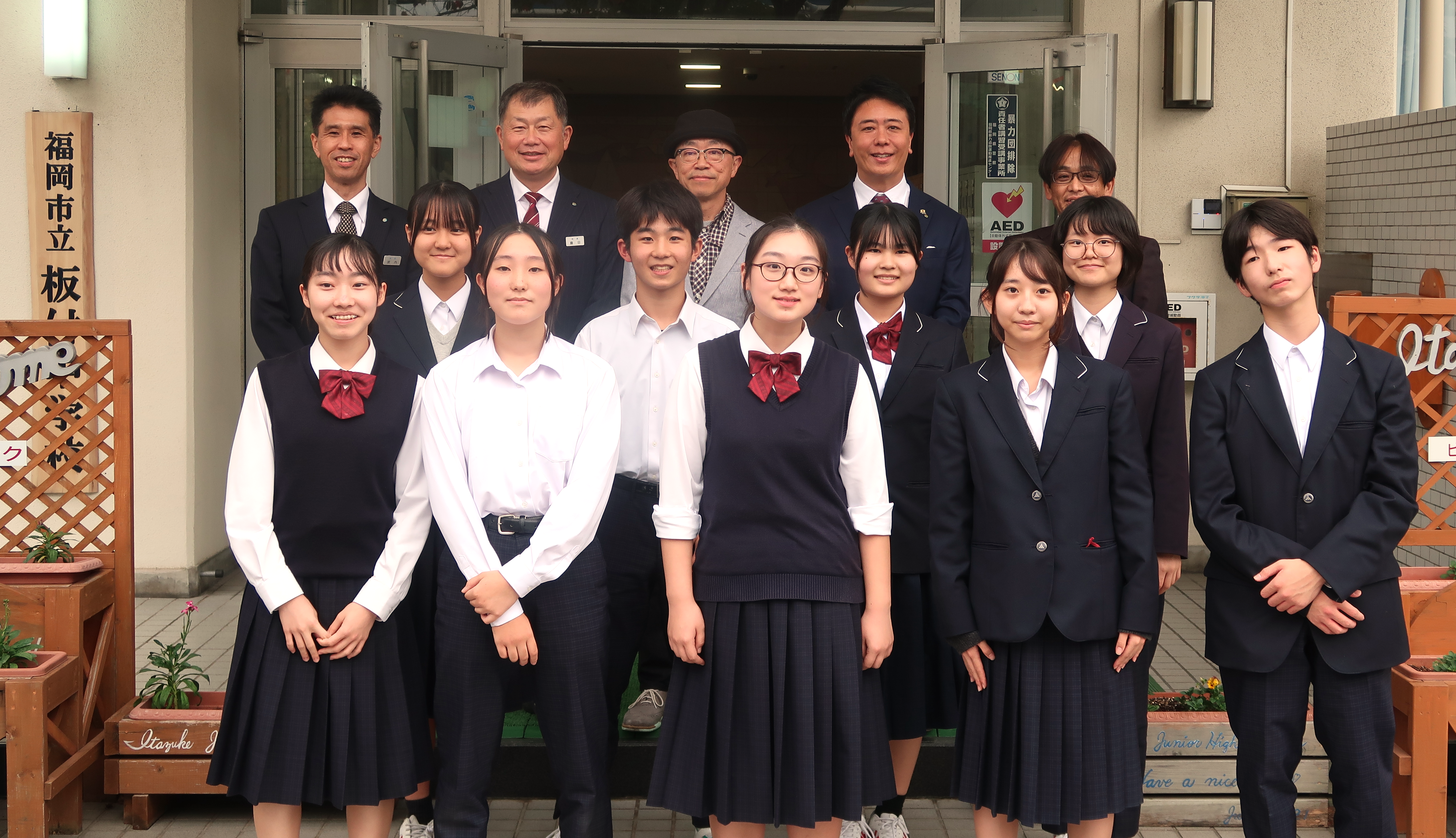 板付中学校のみなさんと市長との記念撮影