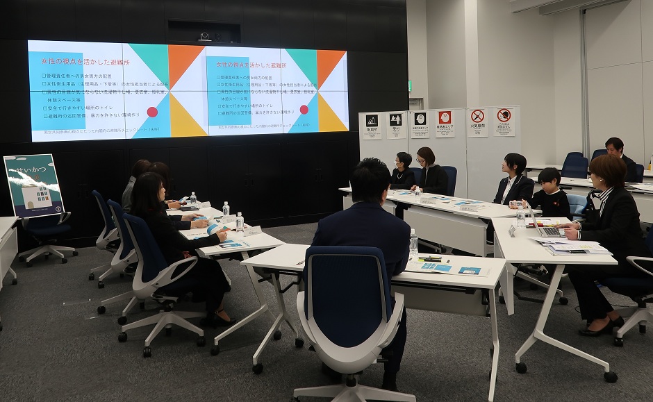 スライドを見ながら説明を受ける市長