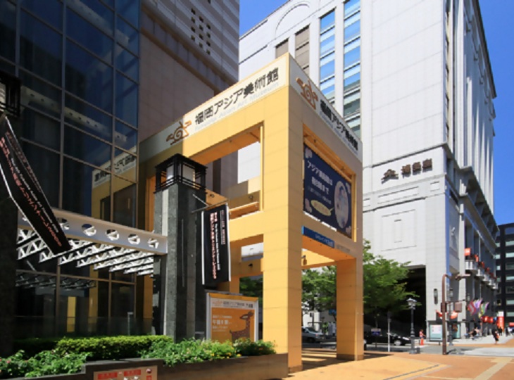 昭和通り側にある、黄色の福岡アジア美術館の入口。