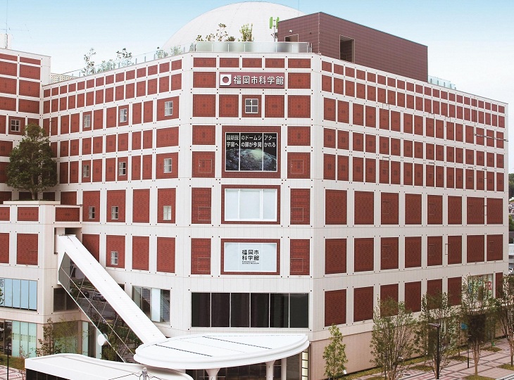 福岡市科学館の外観。屋上にはプラネタリウムのドームが見える。