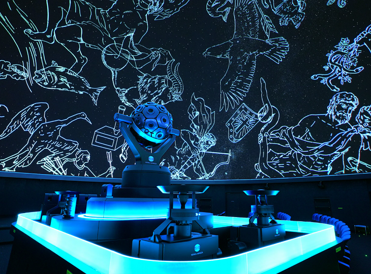 夜空を覆う星々と、その星座が映し出されているプラネタリウムの画像