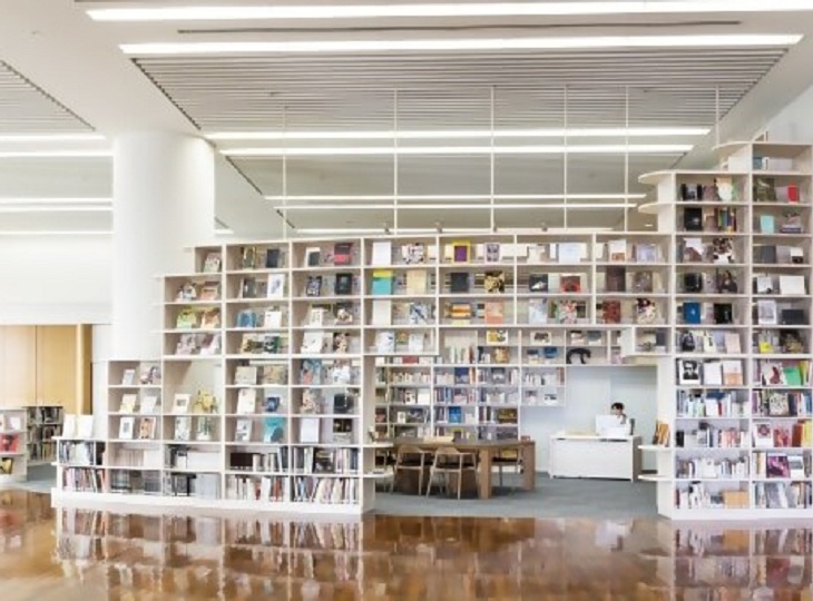 アートのカフェと本が同時に楽しめるアートカフェ。