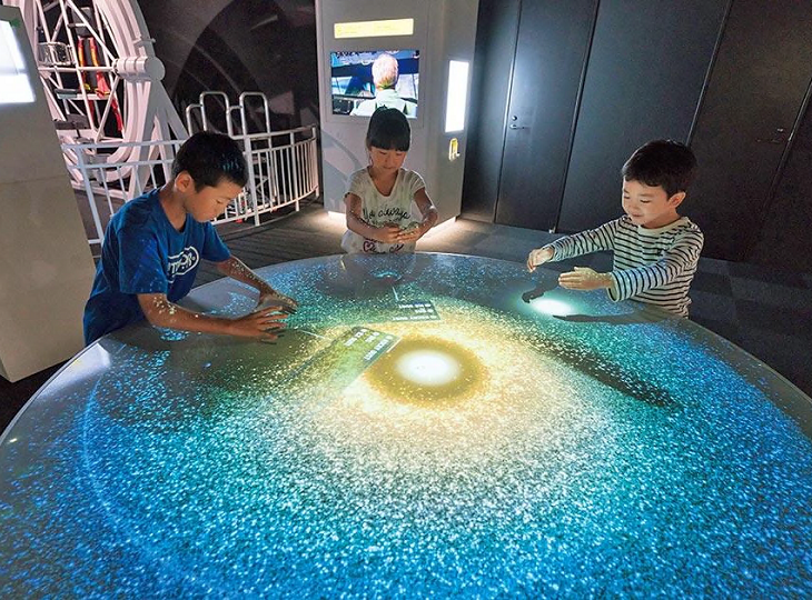 惑星メイカーで、宇宙を遊びながら学んでいる子供たち。