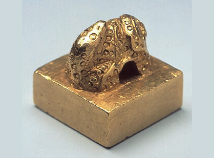 学校の教科書でもおなじみの文化財「金印」の写真。