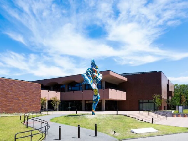 福岡市美術館の前に設置されている個性的なモニュメントの写真