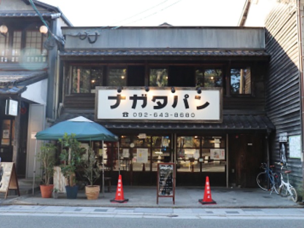 町家を利用したパン屋やカフェが並ぶ、旧唐津街道(県道21号)沿い