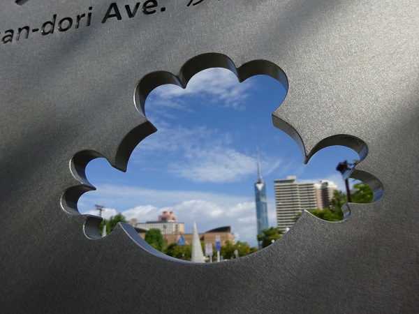 サザエさん通りのオブジェからのぞいた風景。福岡タワーが見える