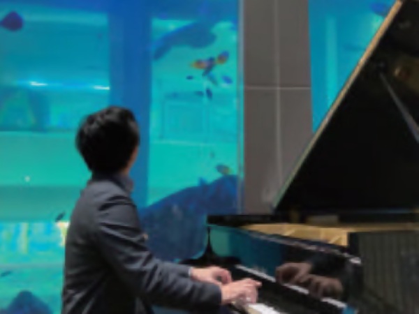 ベイサイドプレイス博多C館に設置されたストリートピアノを弾いている人