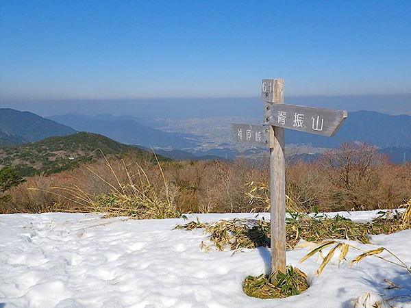 脊振山と椎原峠のルートを示す、雪の登山道に設置された道標