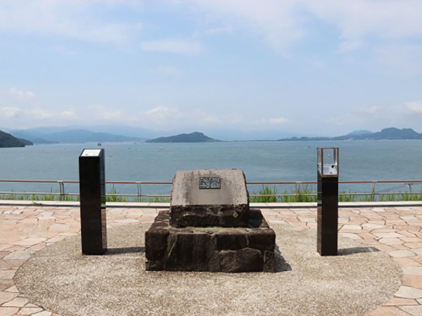 金印が発見された志賀島にある金印公園には「漢委奴國王金印発光之処」記念碑が建つ