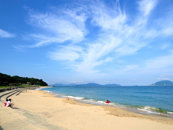 透明度の高い海と大きな空が広がっている、志賀島の砂浜