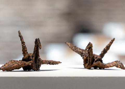 2000年後に発掘されたイメージの折り鶴の出土品。表面がボロボロになっている。