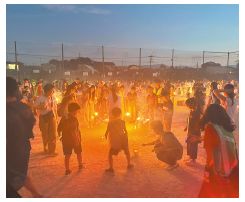 手持ち花火を楽しんでいる写真