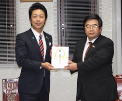 義援金贈呈式写真