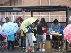 大人気のバザーの画像