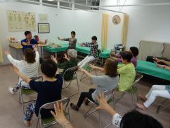 写真説明「体操で体を柔らかく」