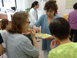 写真説明「茶菓とおしゃべりで心も柔らかく」