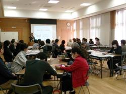 写真説明「訓練前に認知症講座」