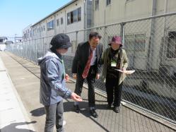 写真説明「安全な場所まで同行」