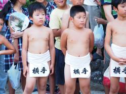 写真説明「出番を待つ子どもたち」