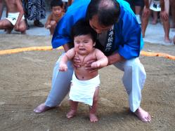 写真説明「稚児土俵踏み」