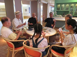 校区児童とのトランプゲームの画像