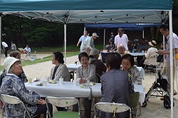 会話がはずむ様子の画像