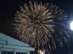 フィナーレで打ち上げ花火が上がっている画像