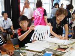 安曇野の子どもとアヤ作りをしている画像