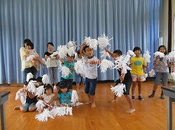 アヤを持ってポーズをしている画像