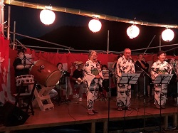 奏でられる三味や笛・太鼓の画像