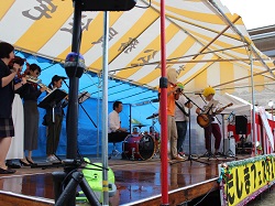 盛り上がるステージの画像