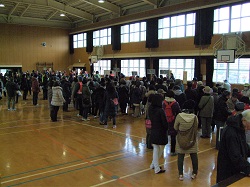 体育館に集合している画像