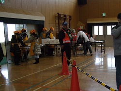 炊き出しの配給の画像