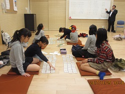 講義を受けながら練習会をしている画像