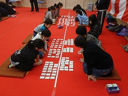 真剣勝負の源平戦を行っている画像