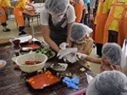 みんなで型抜きをしている画像