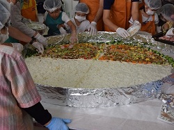 飾り付けをしている画像