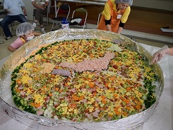 日本地図の形をした海苔の上に色つきすし飯の画像