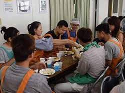 100人みんなでいただいている様子の画像