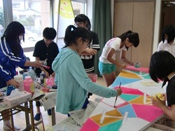 美術部員のみなさんが作業をしている画像